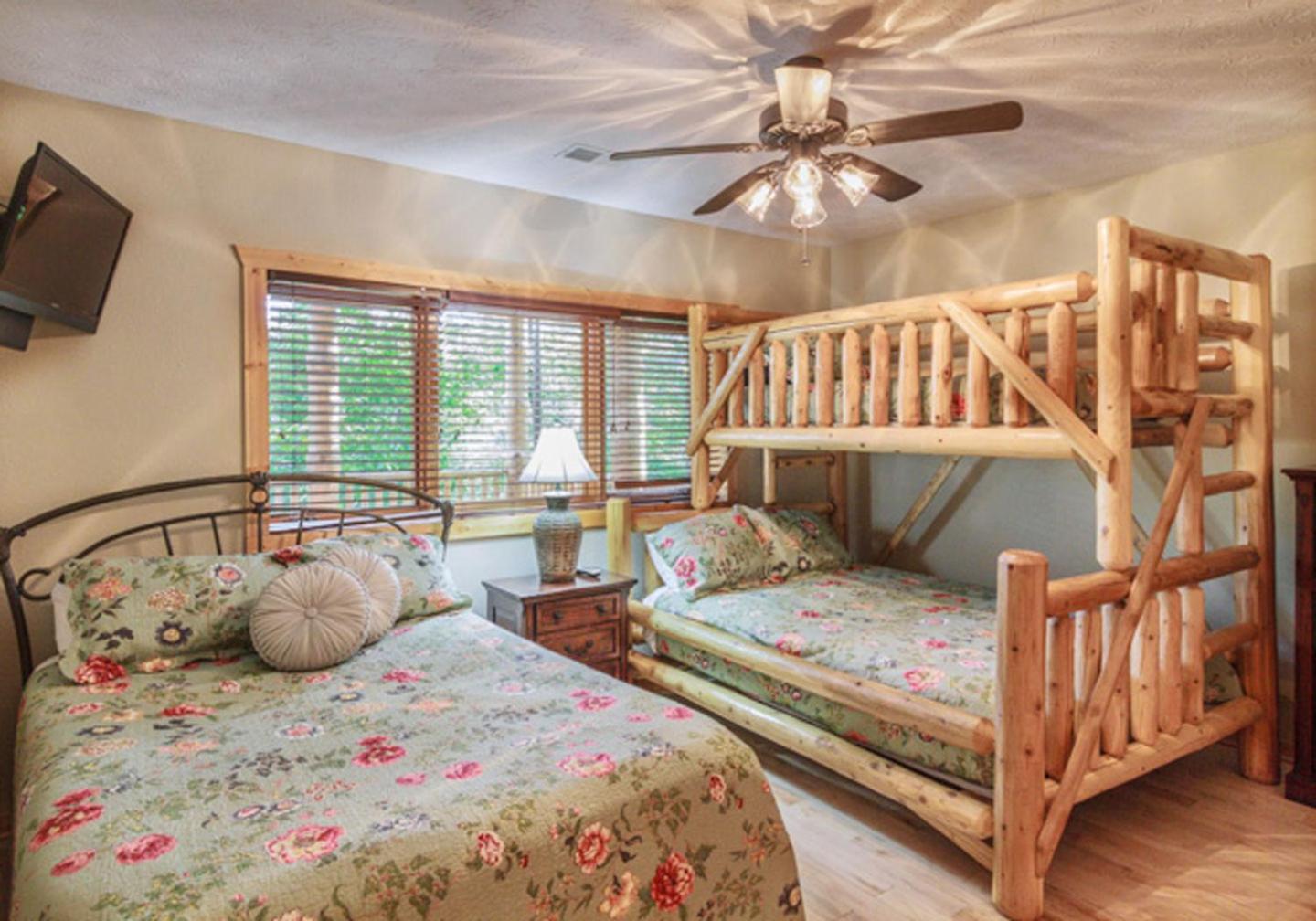 גטלינבורג Big Bear Ridge Lodge - Breathtaking Mountain Views And Private Forest Scenes In Amazing Large Log Cabin מראה חיצוני תמונה